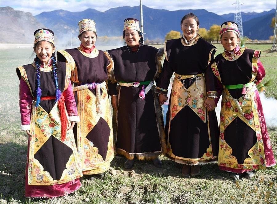 Ethnic Cultures of Yunnan — Tibetan women in traditional clothing