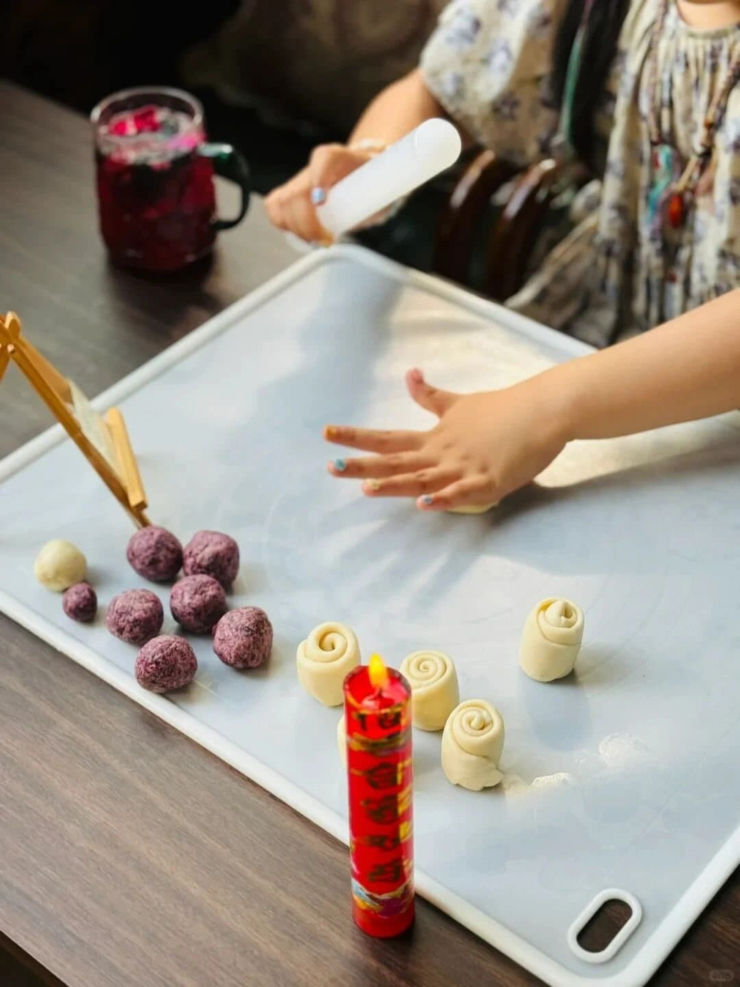 Yunnan Flower Pastry — hands shaping flower pastry dough
