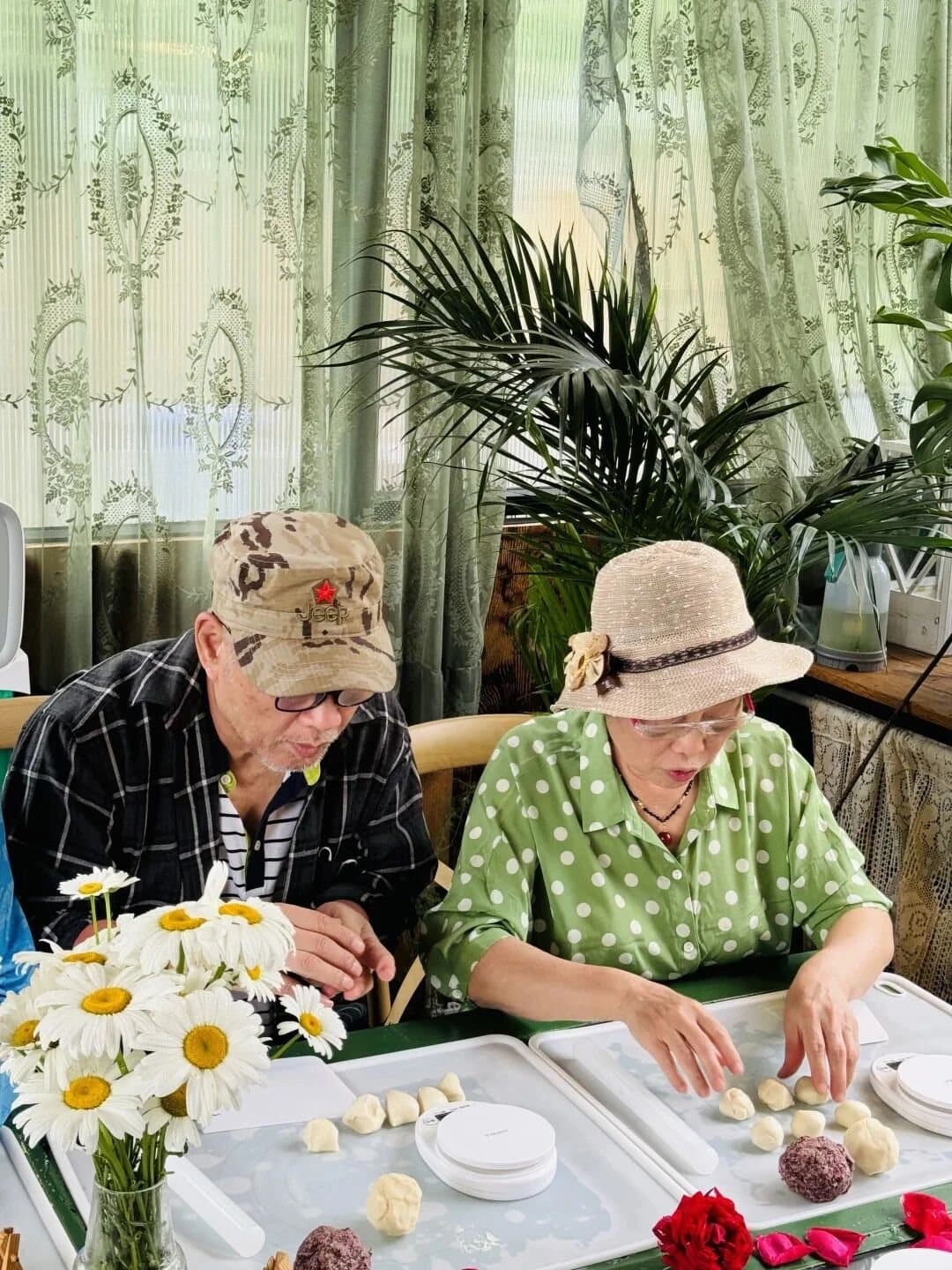 Yunnan Flower Pastry — visitors learning to make flower pastries