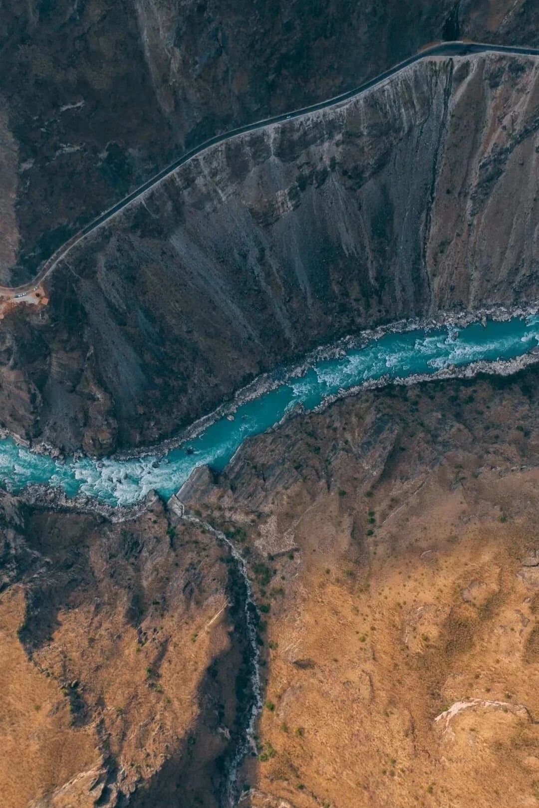 Tiger Leaping Gorge — the turquoise Jinsha River far below the trail
